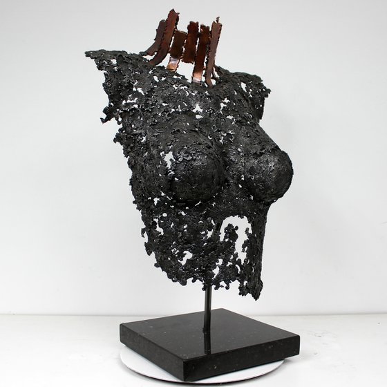Belisama Infina - Body woman sculpture steel and copper