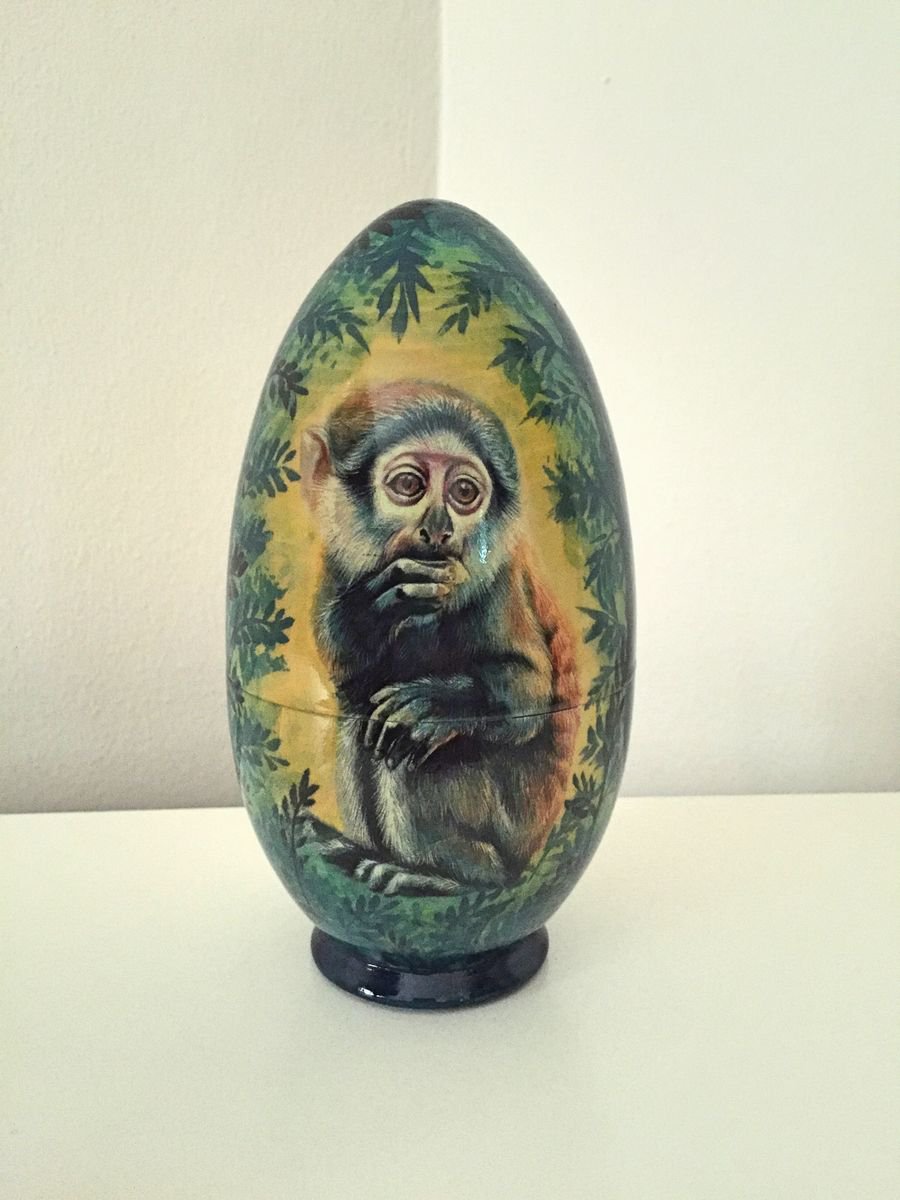Monkey. Lacquered art painted on wooden egg (casket) by Liubov from LUMIAA