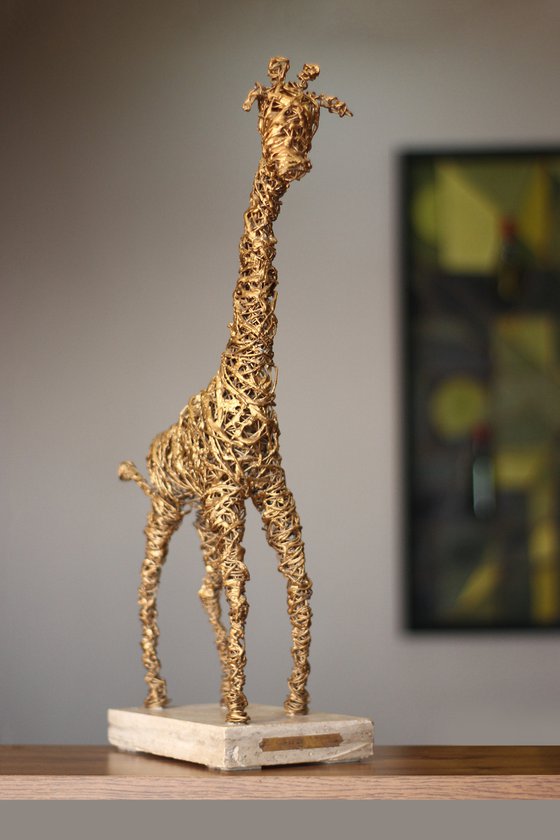 Golden giraffe (50x24x13 2.9kg iron, travertine)