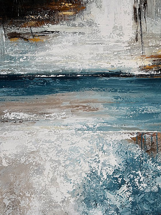 Tide Between Horizons