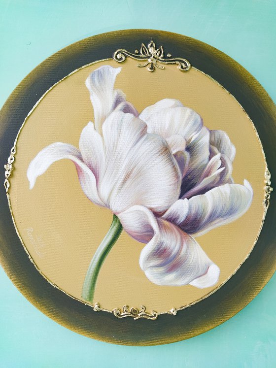 Painting on a round subframe, oil acrylic on a tulip canvas.