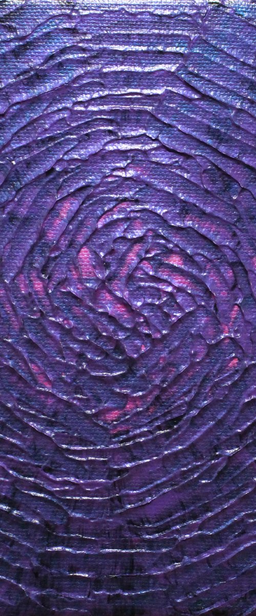Small iridescent grey purple pink shine by Jonathan Pradillon