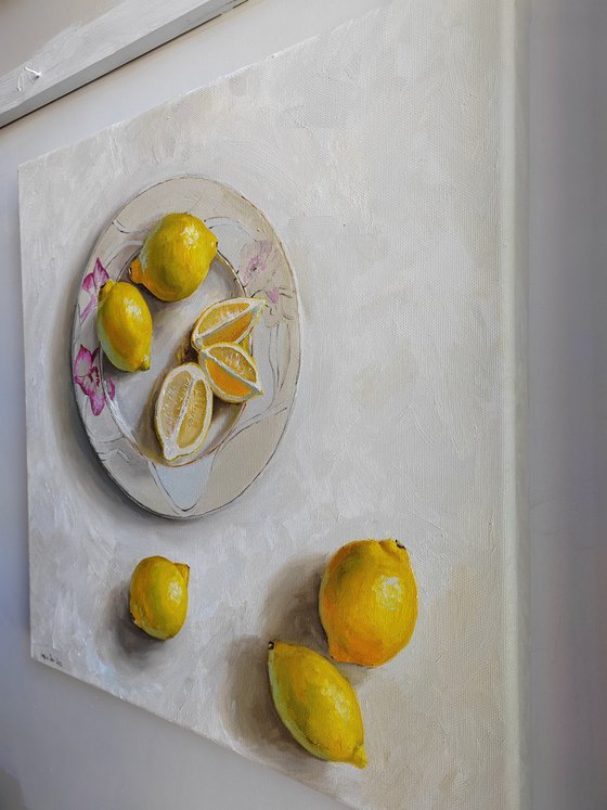 Lemon fruit on porcelain plate