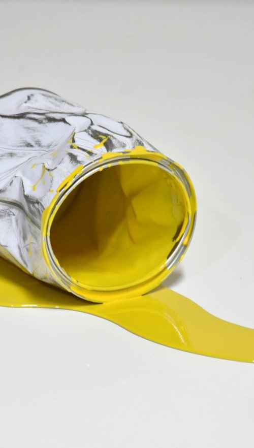 Le vieux pot de peinture jaune by Yannick Bouillault