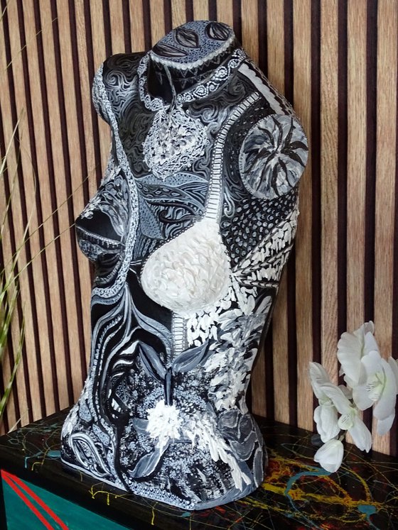 Mannequin bust B/W