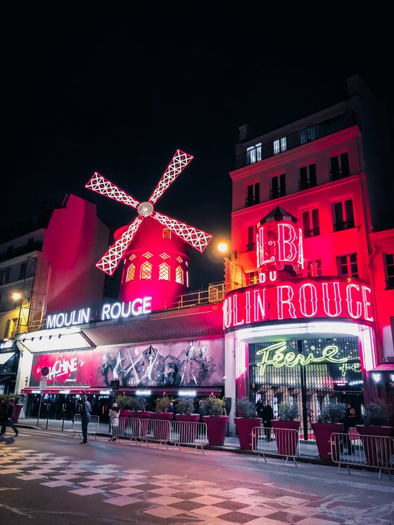 MOULIN ROUGE