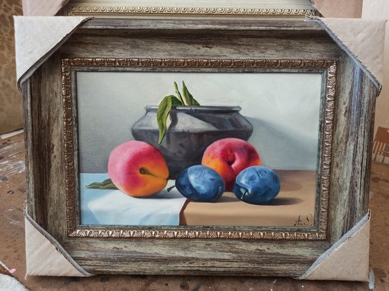 Still life with peach and plums (20x30cm, oil painting, ready to hang)