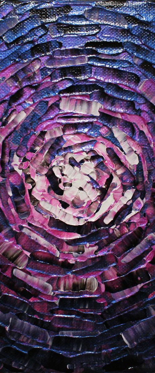 Small shine of iridescent grey pink glow by Jonathan Pradillon