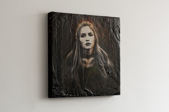 "Breakthrough" (30x30x2,5cm) - Unique portrait artwork on wood (abstract, portrait, original, beeswax, damarresin, oil, acrylic, painting, structures)
