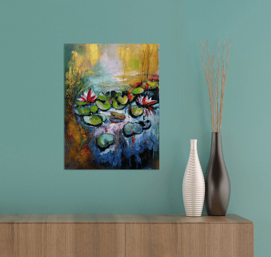 Water mirror and water lilies with gold