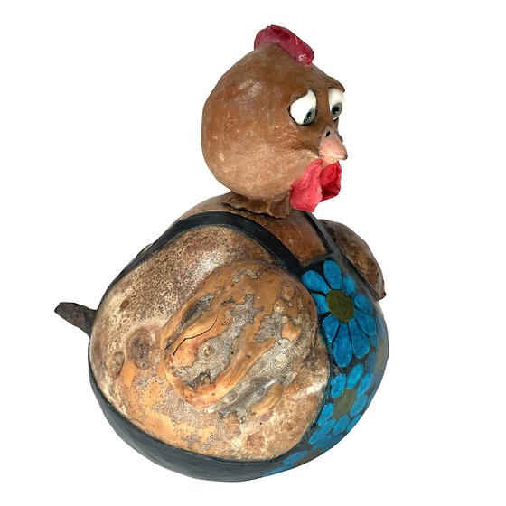 The hen with the blue daisies