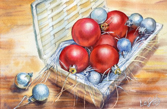 Christmas tree balls in a wicker box