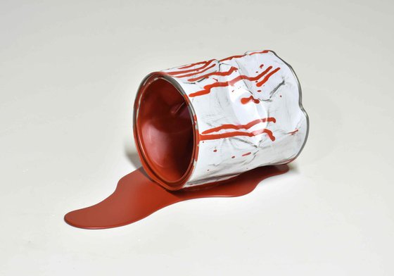 Le vieux pot de peinture rouge