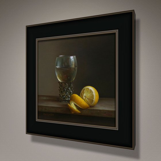 Roemer glass with lemon