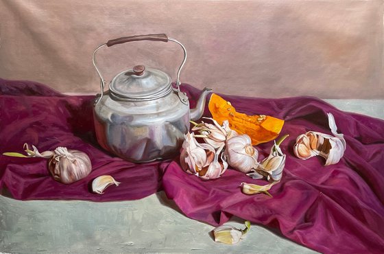 Still life:garlic and teapot on the desk c181