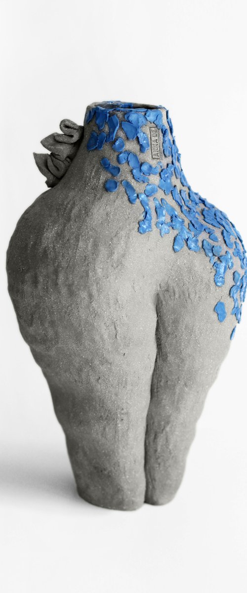 RAW sculptural series VASE 04 by Anna Demidova