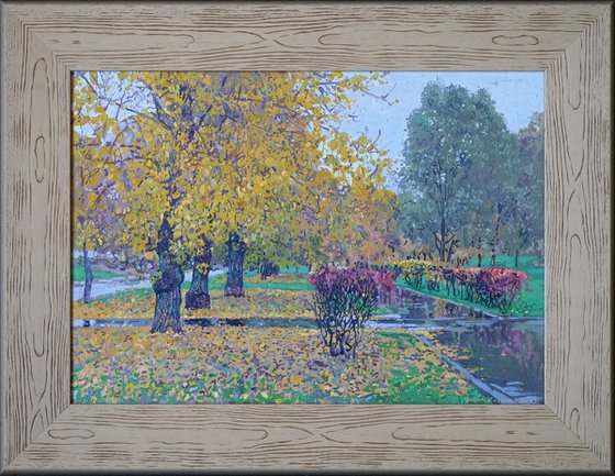 A boulevard in Maryino in the rain. October