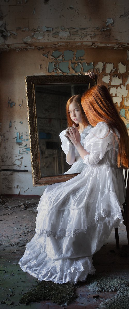 Girl with the mirror 3. by Stanislav Vederskyi