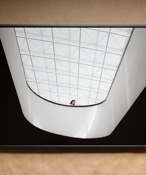 Woman in U by Hyun De Grande