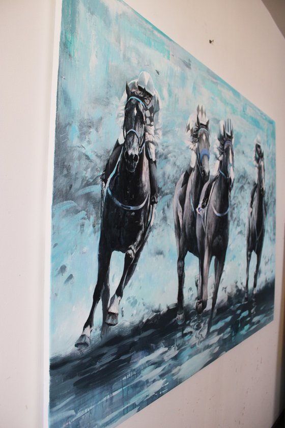 Blue light. Horse racing.