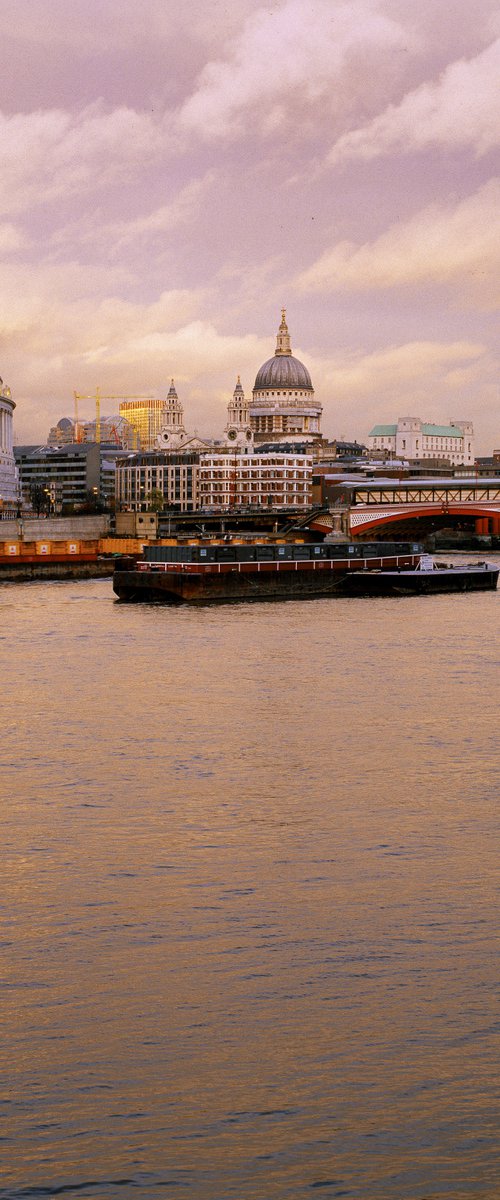 GOLDEN HOUR THAMES LONDON by Robbert Frank Hagens