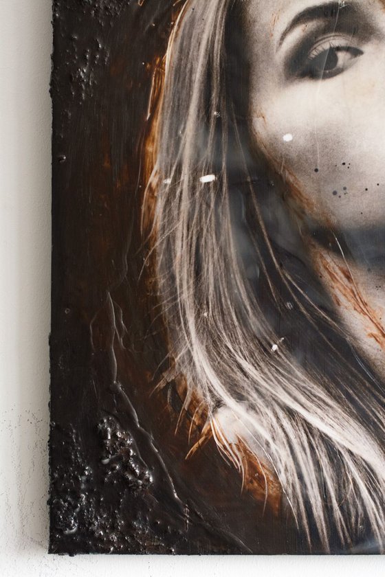 "Close by me" (40x40x3cm) - Unique portrait artwork on wood (abstract, portrait, gouache, original, painting, coffee, acrylic, oil, watercolor, encaustics, beeswax, resin, wood)