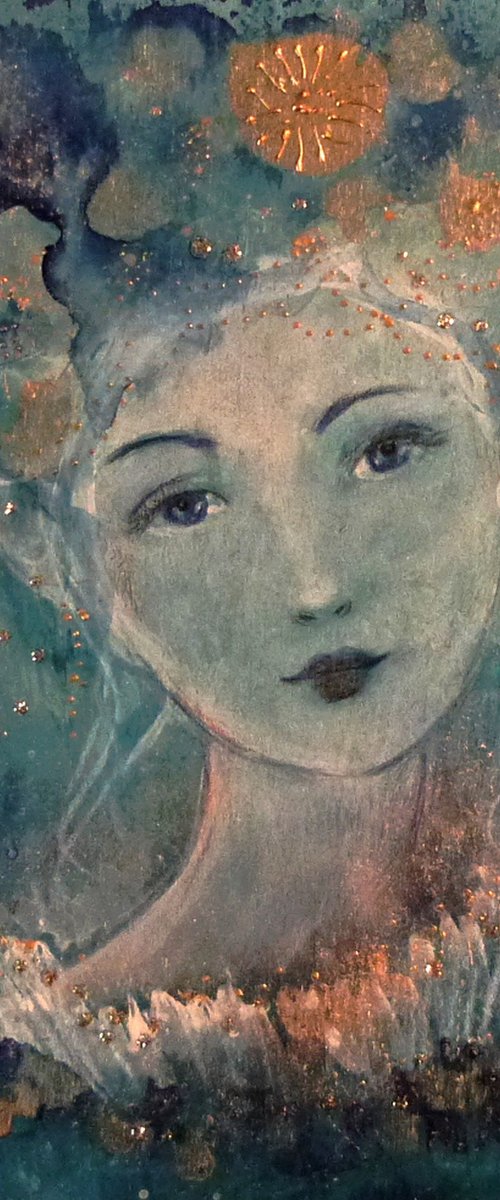 Dreamy woman  Mists of gold.20 x20cm by Loetitia Pillault