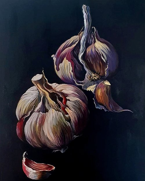 Garlic on black by Maria Kireev