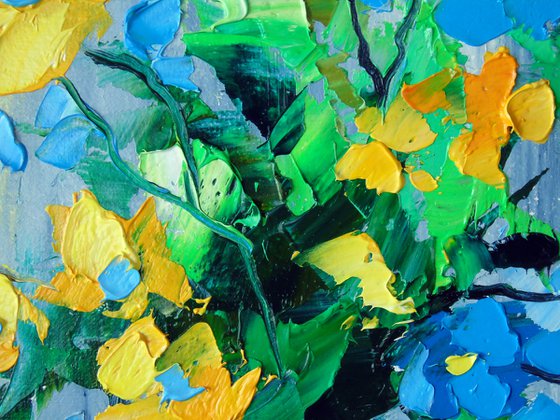A bouquet of yellow-blue flowers in a vase