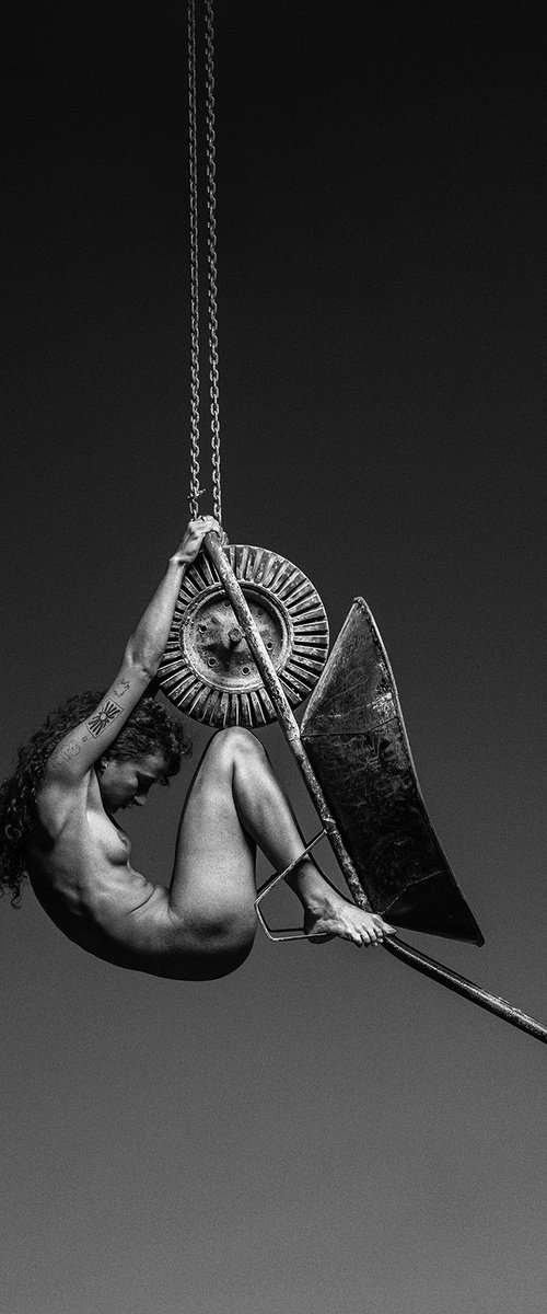 Pendulum II. - Art Nude Photo by Peter Zelei