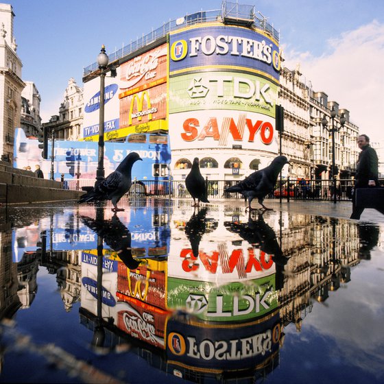 COLORFULL REFLECTIONS ON PICCADILLY CIRCUS