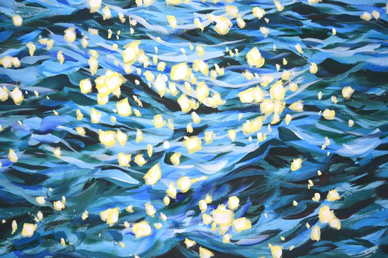 Blue ocean. Glare.