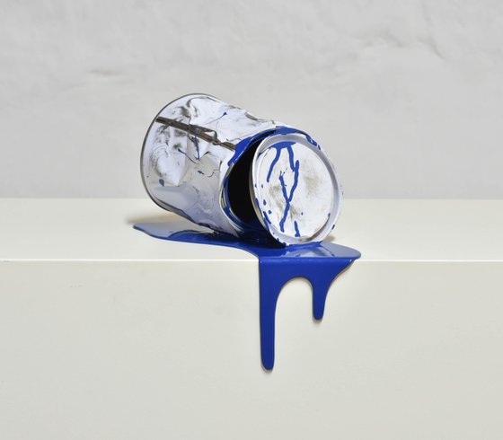 Le vieux pot de peinture bleu