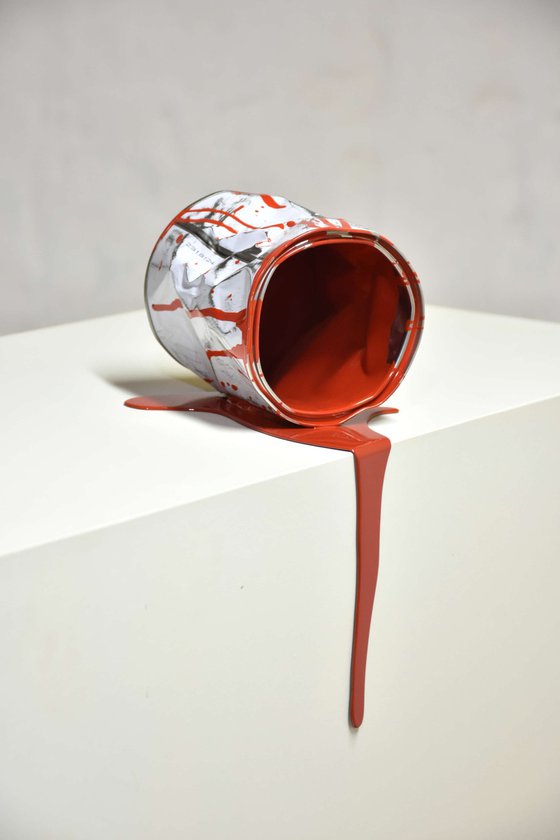 Le vieux pot de peinture rouge
