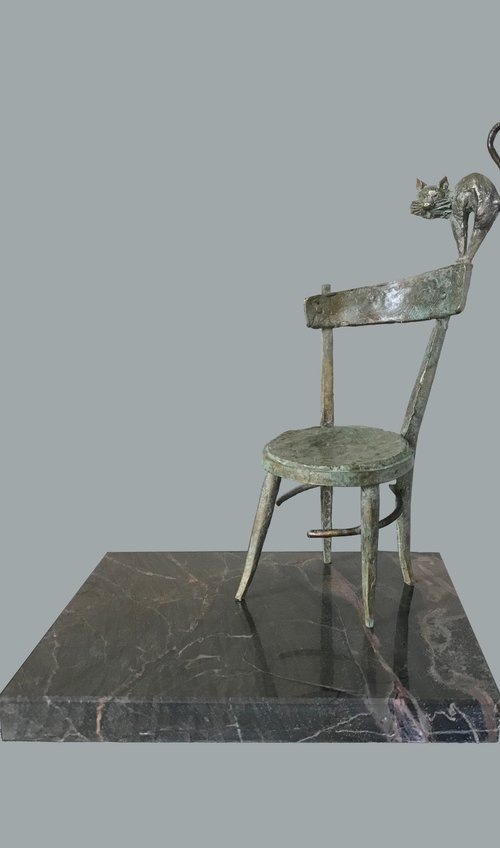 The naughty cat (20x17x12cm, bronze, marble) by Grigor Darbinyan