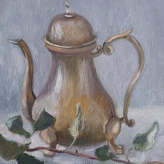 "Teapot with an apple"