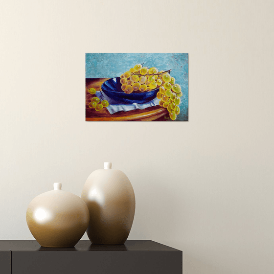 Autumn grapes on a blue plate