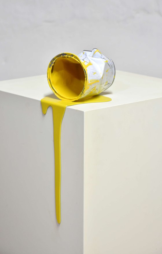 Le vieux pot de peinture jaune