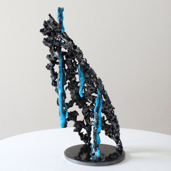 Line of light 82-21 - Abstract sculpture in metal lace and blue fluorescent pigment