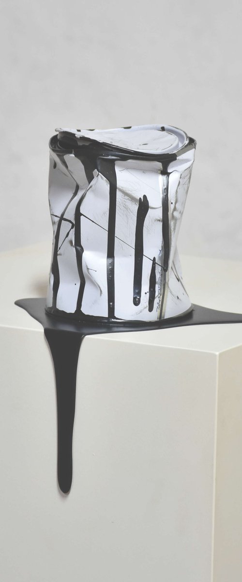 Le vieux pot de peinture noir by Yannick Bouillault