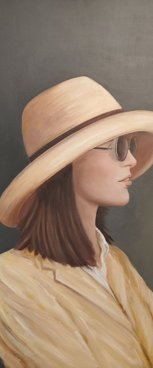 la femme en jaune porte des lunettes by Patricia Gitenay