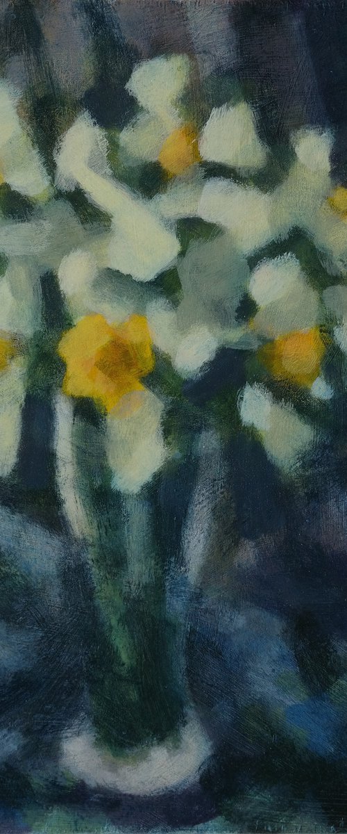 Daffodils in a beer glass by Hugo Lines