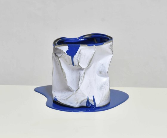 Le vieux pot de peinture bleu
