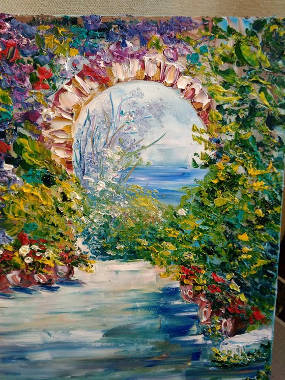 Sea view from the garden through the arch