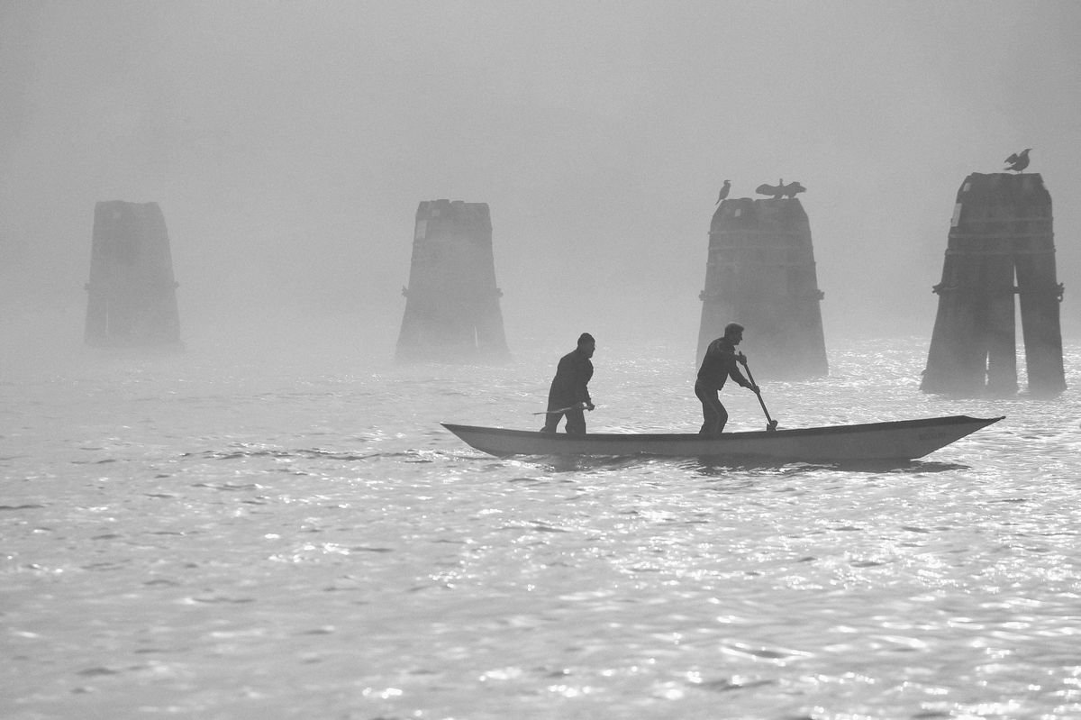 Vogatori nella nebbia by Matteo Chinellato