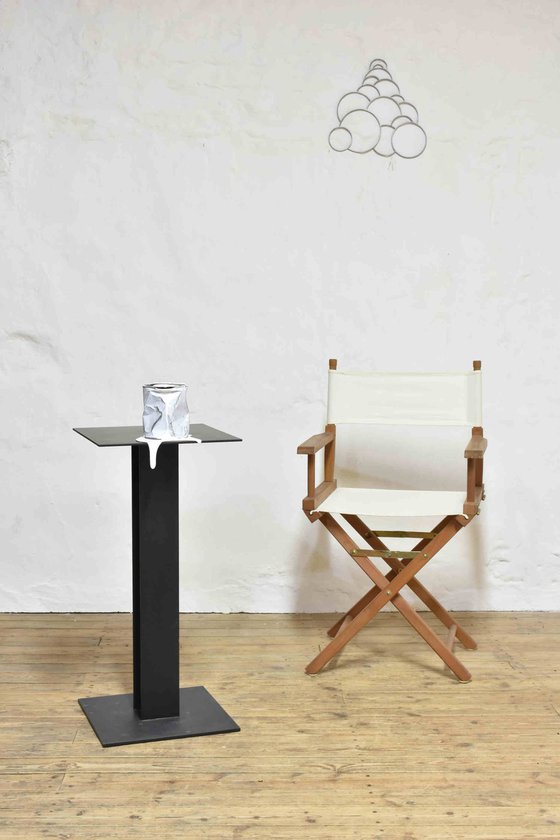 Le vieux pot de peinture blanc