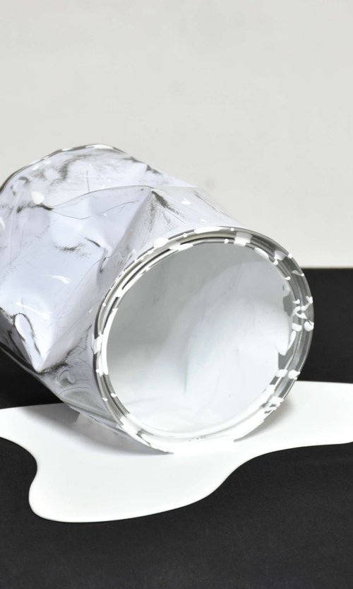 Le vieux pot de peinture blanc by Yannick Bouillault