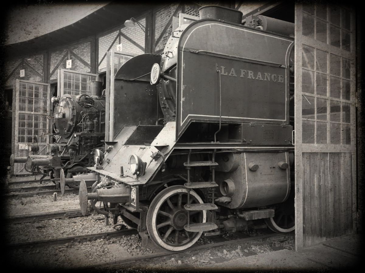Old steam trains in the depot - print on canvas 60x80x4cm - 08485m1 by Kuebler