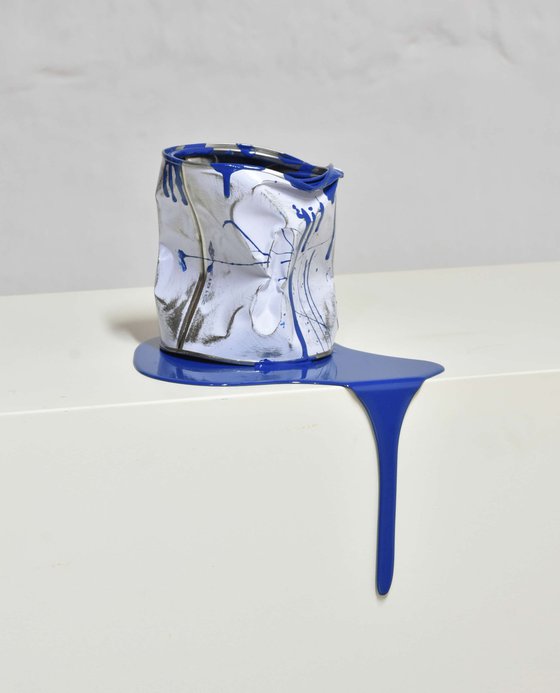 Le vieux pot de peinture bleu