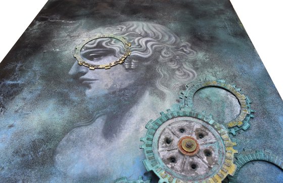 Volto composto tra la nebbia del tempo